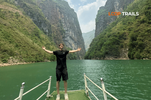 tourist of looptrails on nho que river boat trip