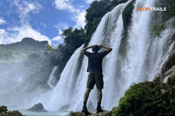 tourists of looptrails in ban gico waterfall in cao bang (3)