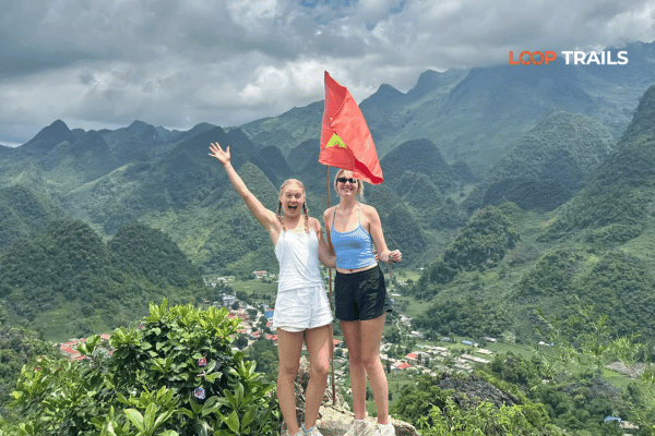 tourists of looptrails in lung ho viewpoint