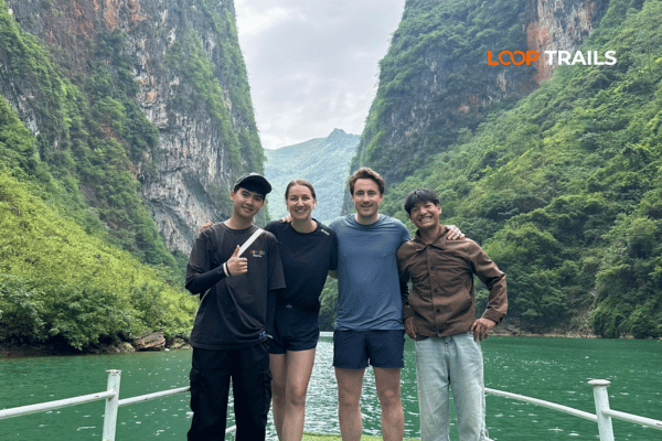 tourists on a boat trip in Nho Que River