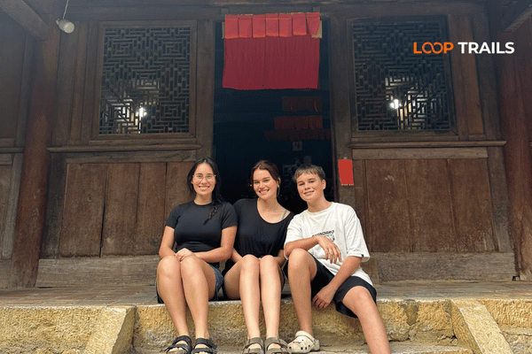visit hmong vuong's king palace in ha giang