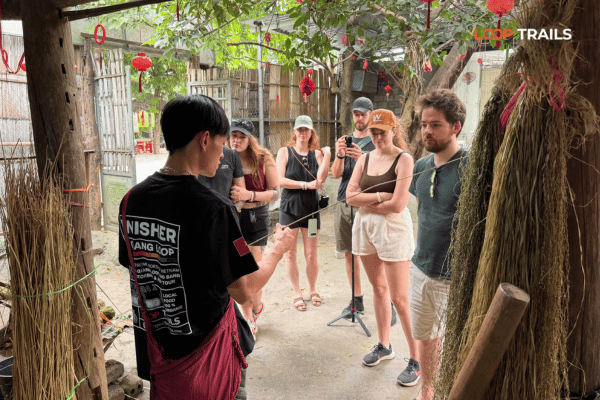 visit lung tam linen village in quan ba