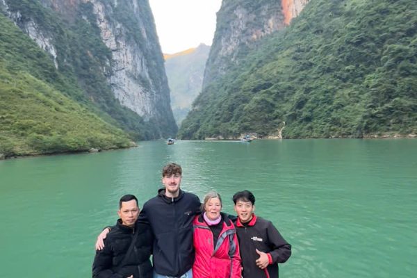 nho que river boat trip